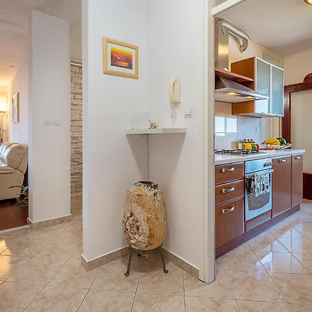 Stunning In With Kitchen Apartment Pula