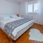 Lovely In With House Sea View Pula